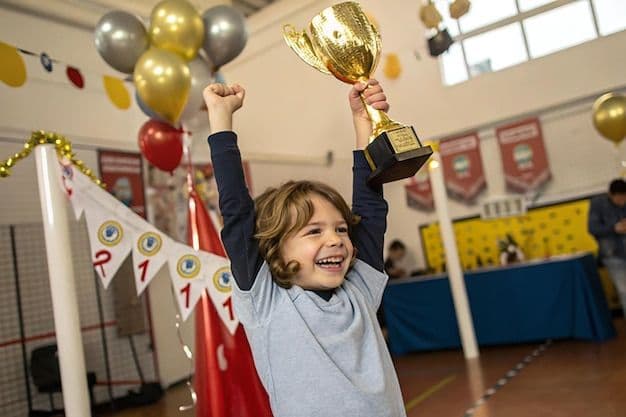 Kind feiert Lernerfolg